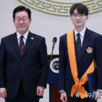 Tuyển thủ Faker nhận Huân chương Rồng Xanh từ Tổng thống Hàn Quốc (Ảnh: Internet)