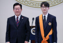 Tuyển thủ Faker nhận Huân chương Rồng Xanh Tuyển thủ Faker nhận Huân chương Rồng Xanh từ Tổng thống Hàn Quốc (Ảnh: Internet)