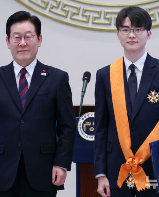 Tuyển thủ Faker nhận Huân chương Rồng Xanh từ Tổng thống Hàn Quốc (Ảnh: Internet)