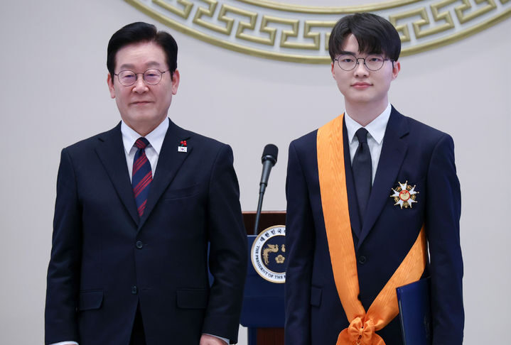 Tuyển thủ Faker nhận Huân chương Rồng Xanh Tuyển thủ Faker nhận Huân chương Rồng Xanh từ Tổng thống Hàn Quốc (Ảnh: Internet)