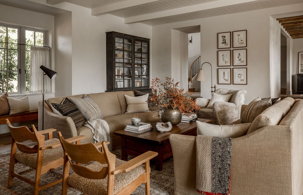 Các vật liệu tự nhiên như gỗ, đá, thạch cao, kim loại không sơn mài hay gạch thủ công,...được ưa chuộng