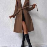 Áo khoác camel đặc biệt đẹp khi đi cùng các món đồ da