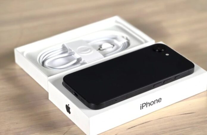 iPhone 17e có pin khoảng 4005 mAh, đủ dùng tốt trong một ngày (Ảnh: Internet)