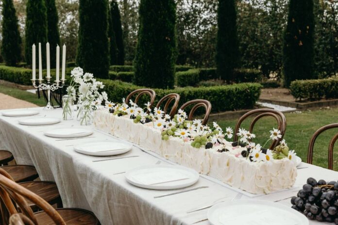 Bánh cưới dạng dài để bàn