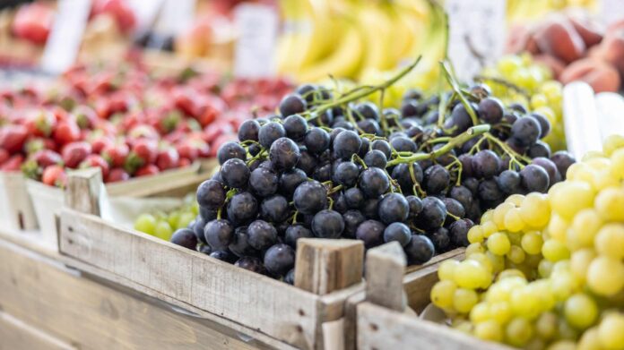 Khi mua nho, hãy ưu tiên những chùm còn nguyên vẹn, cuống xanh tươi và chắc chắn