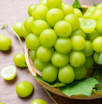 Để nho giữ được độ giòn và không bị nhũn, ngăn mát tủ lạnh mới là nơi bảo quản phù hợp nhất