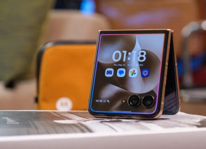 Điện thoại Motorola Razr Ultra (Ảnh: Internet)