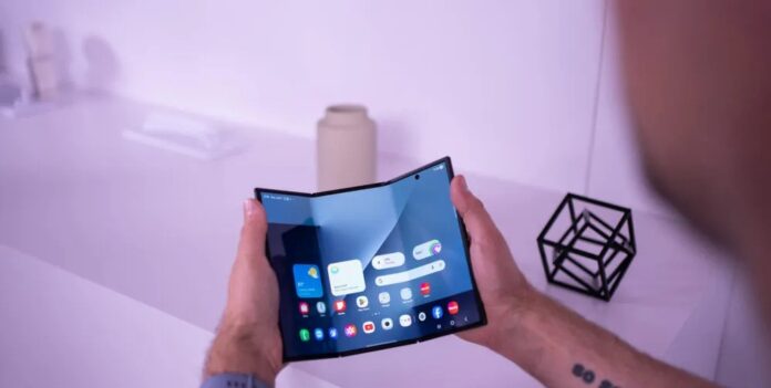 Điện thoại gập 3 màn hình Galaxy Z TriFold của Samsung (Ảnh: Internet)