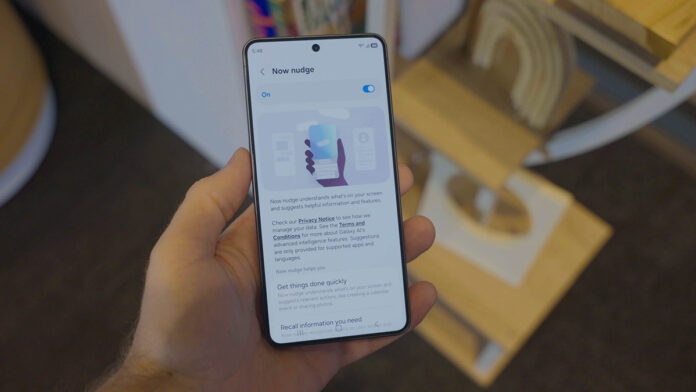 Samsung Galaxy S26 Ultra tích hợp Galaxy AI với tính năng Now Nudge, đưa ra gợi ý nhanh dựa trên nội dung hiển thị trên màn hình (Ảnh: Internet)
