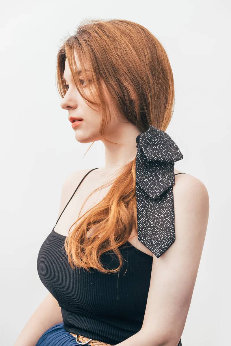 Tóc gợn sóng buộc lệch một bên