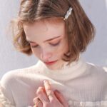 Tóc thả tự nhiên kết hợp kẹp nhỏ