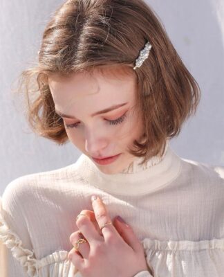 10 kiểu tóc dịu dàng, thanh lịch siêu đơn giản mà bạn có thể tự làm mỗi ngày Tóc thả tự nhiên kết hợp kẹp nhỏ