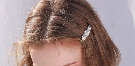 10 kiểu tóc dịu dàng, thanh lịch siêu đơn giản mà bạn có thể tự làm mỗi ngày Tóc thả tự nhiên kết hợp kẹp nhỏ