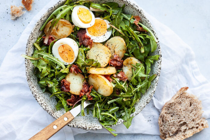 Rau bồ công anh chứa nhiều chất chống oxy hóa giúp bảo vệ gan khỏi tổn thương do gốc tự do, đồng thời hỗ trợ phòng ngừa các vấn đề như gan nhiễm mỡ