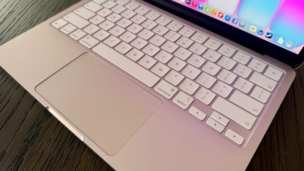 Bàn phím MacBook Neo có độ nảy tốt, phù hợp cho những ai thường xuyên viết lách hoặc nhập liệu (Ảnh: Internet)