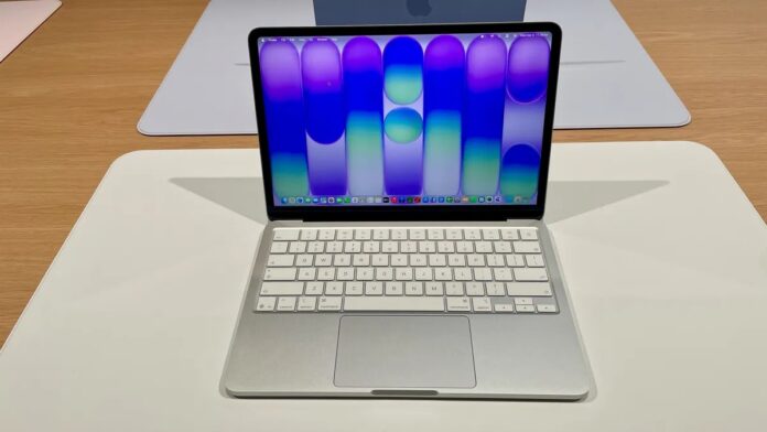 Macbook Neo màu bạc (Ảnh: Internet)