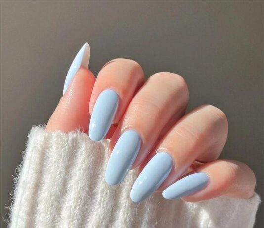 Những màu sơn móng tay sẽ “phủ sóng” khắp nơi vào mùa xuân này Xanh da trời nhạt