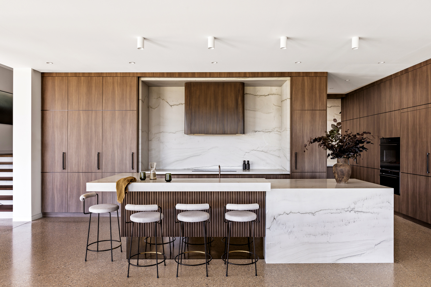 Tủ bếp đơn giản nhưng chất lượng cao giúp căn bếp trông thanh lịch và bền dáng theo thời gian