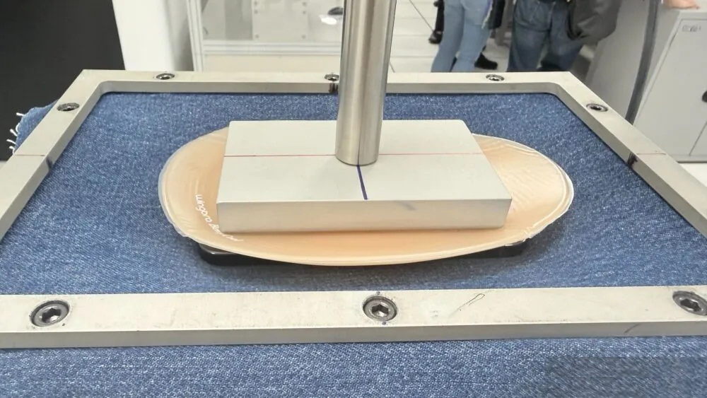 Kiểm tra độ bền mô phỏng ngồi lên (Ảnh: Internet)