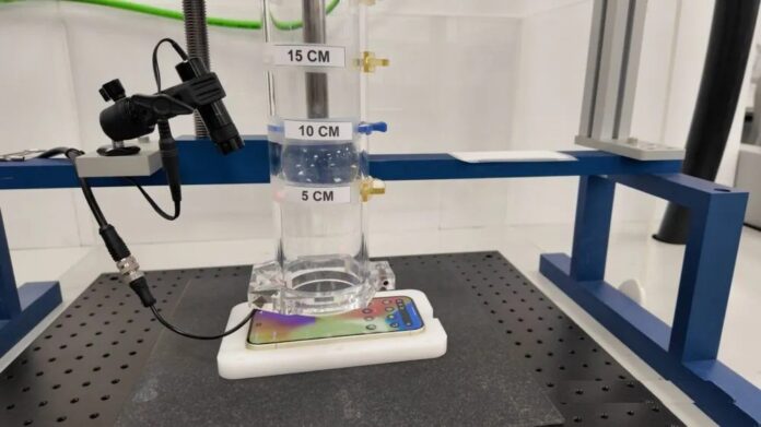 Kiểm tra độ bền thiết bị bằng cách thả bóng (Ảnh: Internet)