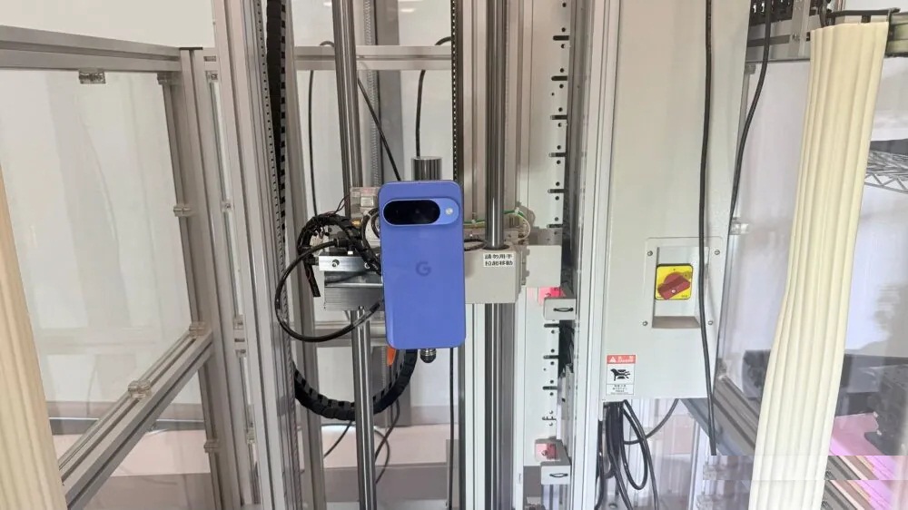 Thử nghiệm thả rơi điện thoại Pixel 10 tại phòng thí nghiệm của Google (Ảnh: Internet)