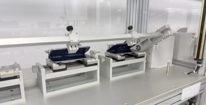 Thử nghiệm gập điện thoại Pixel 10 Pro Fold tại phòng thí nghiệm Pixel (Ảnh: Internet)