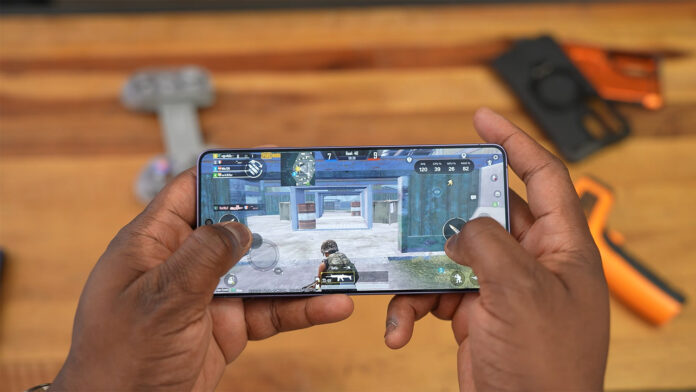 Samsung Galaxy S26 Ultra trang bị chip Qualcomm Snapdragon 8 Elite Gen 5 tiến trình 3nm, đạt hơn 3,6 triệu điểm AnTuTu v11; hiệu năng mạnh nhưng có thể giảm xung khi máy nóng (Ảnh: Internet)