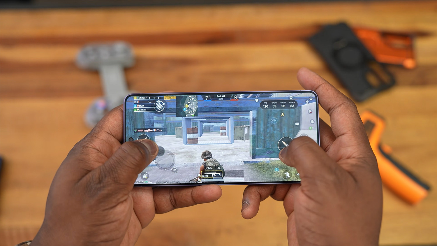 Samsung Galaxy S26 Ultra trang bị chip Qualcomm Snapdragon 8 Elite Gen 5 tiến trình 3nm, đạt hơn 3,6 triệu điểm AnTuTu v11; hiệu năng mạnh nhưng có thể giảm xung khi máy nóng (Ảnh: Internet)