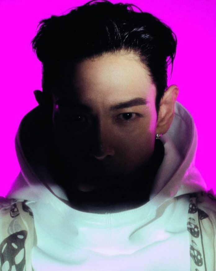 Hình ảnh phi hành gia đầy ẩn ý cho album sắp tới (Ảnh: Internet)