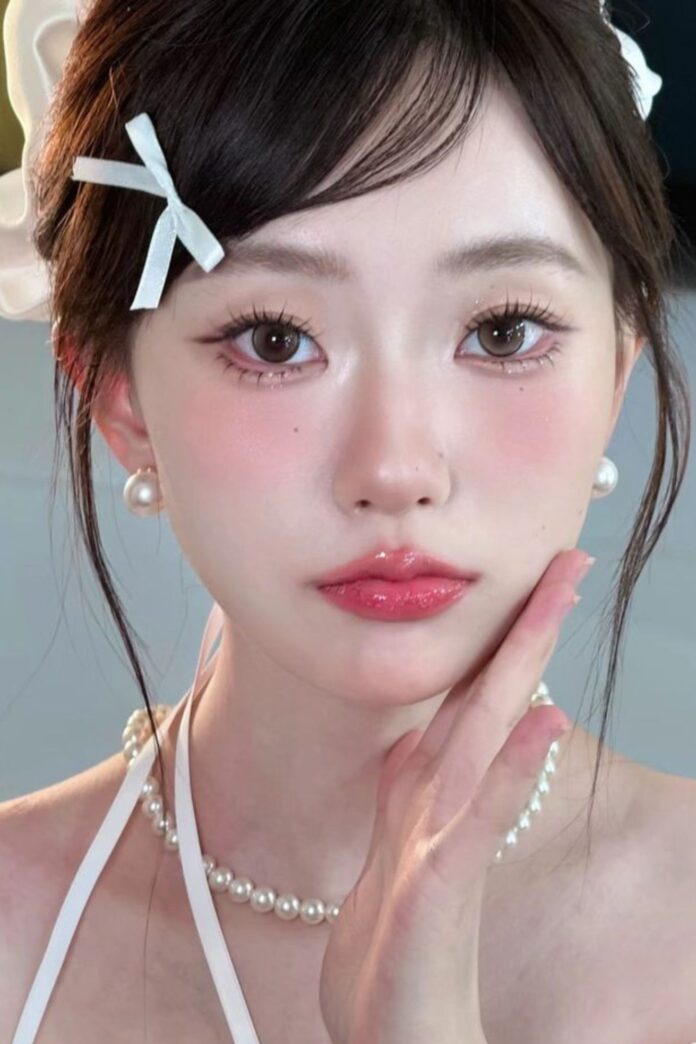 Những làn da trắng có tông lạnh thường hợp với các gam màu thiên hồng hoặc có ánh xanh nhẹ