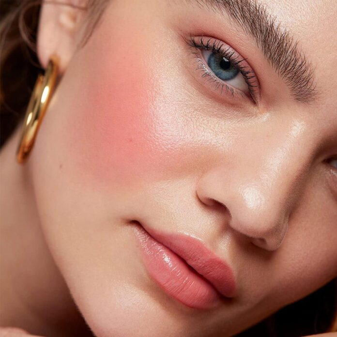 Má hồng là bước không thể thiếu nếu bạn muốn gương mặt trông rạng rỡ và tràn đầy sức sống