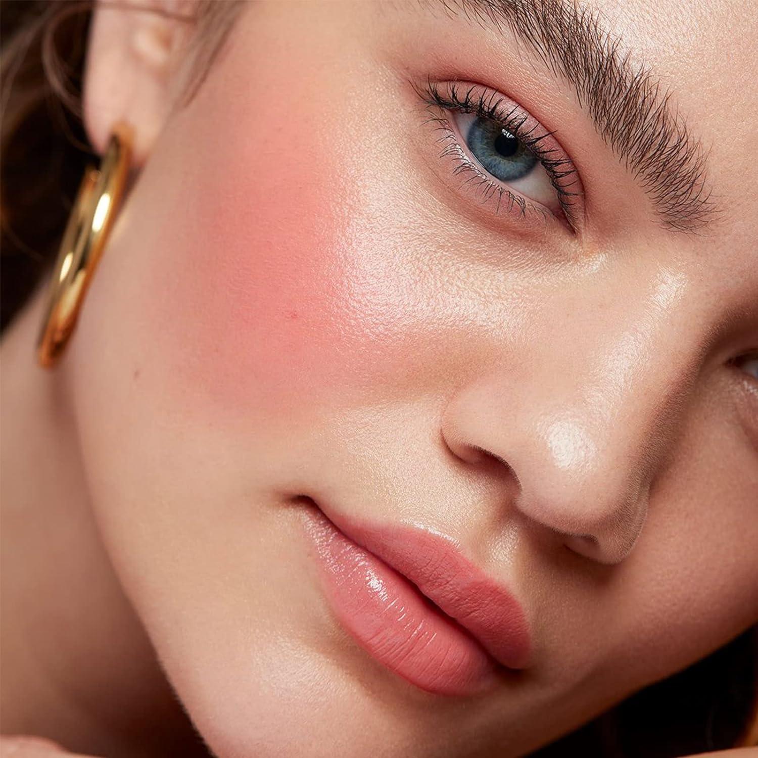 Má hồng là bước không thể thiếu nếu bạn muốn gương mặt trông rạng rỡ và tràn đầy sức sống