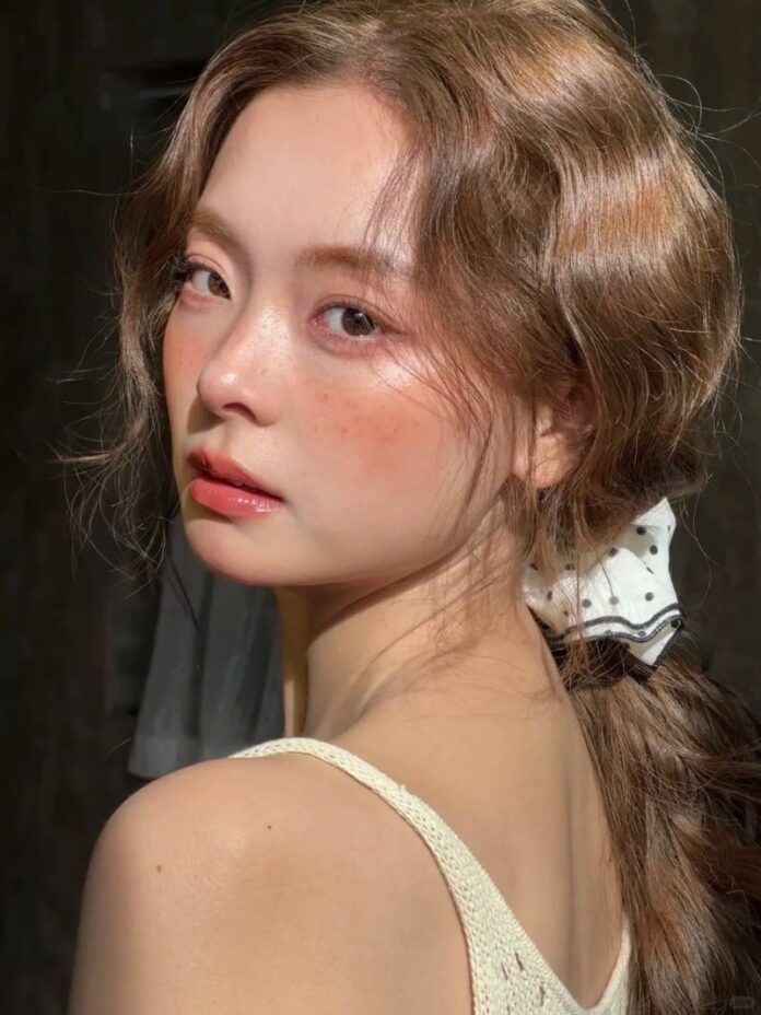 Nếu làn da sáng của bạn có ánh vàng nhẹ, các tông đào và san hô nhạt sẽ là lựa chọn rất “ăn điểm”