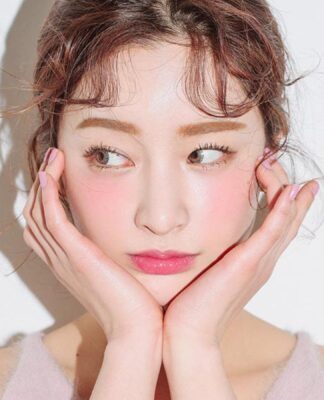 Phong cách trang điểm đơn sắc với tông hồng là lựa chọn hoàn hảo cho những ai yêu vẻ đẹp đáng yêu, nhẹ nhàng