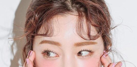 Phong cách trang điểm đơn sắc với tông hồng là lựa chọn hoàn hảo cho những ai yêu vẻ đẹp đáng yêu, nhẹ nhàng