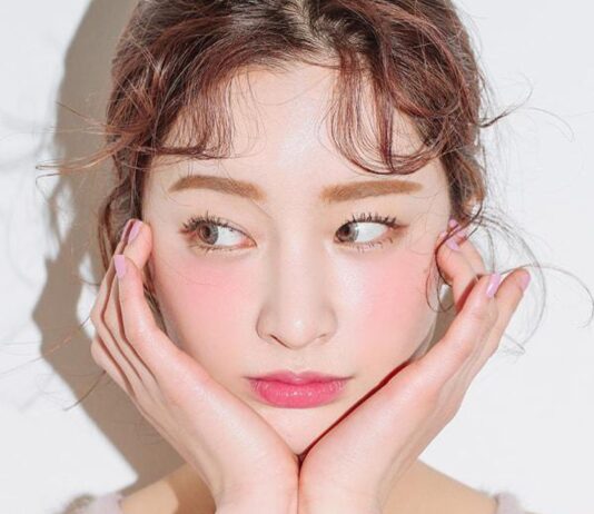 Phong cách trang điểm đơn sắc với tông hồng là lựa chọn hoàn hảo cho những ai yêu vẻ đẹp đáng yêu, nhẹ nhàng