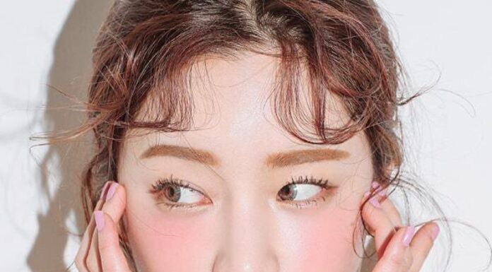 Phong cách trang điểm đơn sắc với tông hồng là lựa chọn hoàn hảo cho những ai yêu vẻ đẹp đáng yêu, nhẹ nhàng