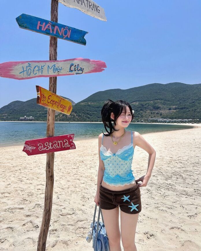 Áo croptop y2k + Quần shorts