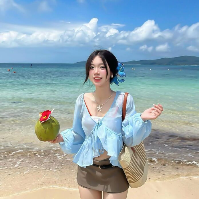 Áo voan Tie-Front + Váy ngắn