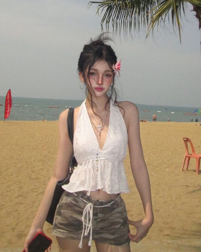 Áo Halter-neck Ren + Quần Shorts