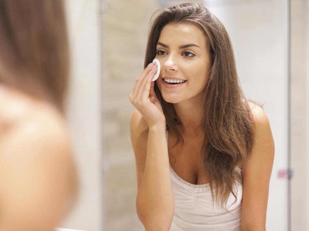 Tẩy trang kỹ trước khi đi ngủ