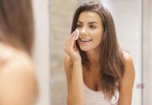 Tẩy trang kỹ trước khi đi ngủ