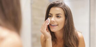 Tẩy trang kỹ trước khi đi ngủ