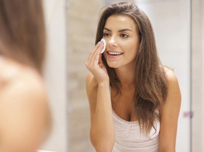 Tẩy trang kỹ trước khi đi ngủ