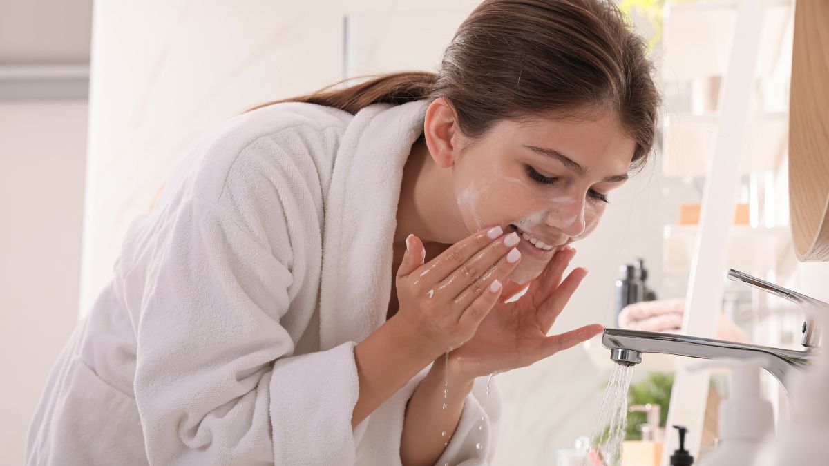 Duy trì thói quen rửa mặt sáng và tối