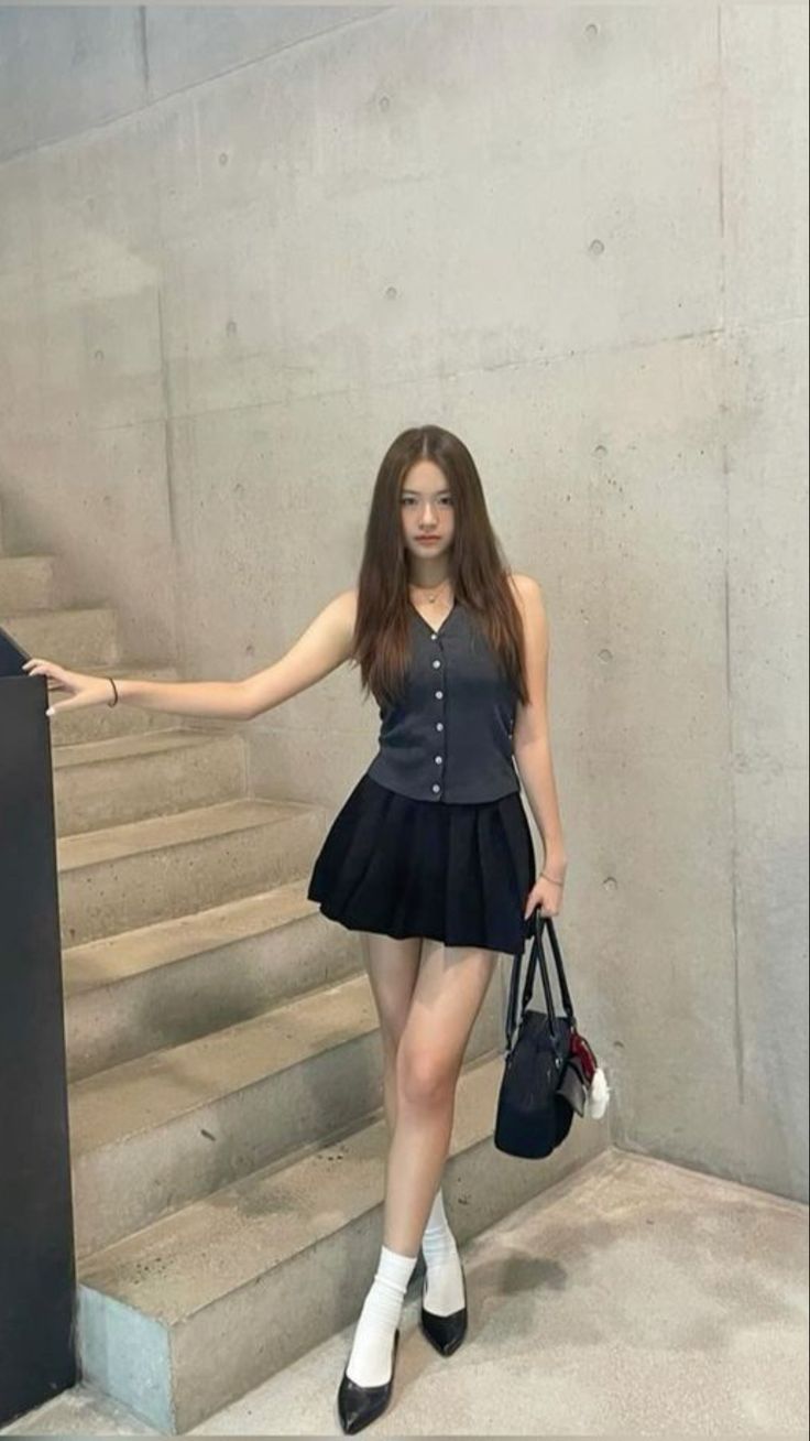 Phối cùng áo cổ yếm ôm dáng