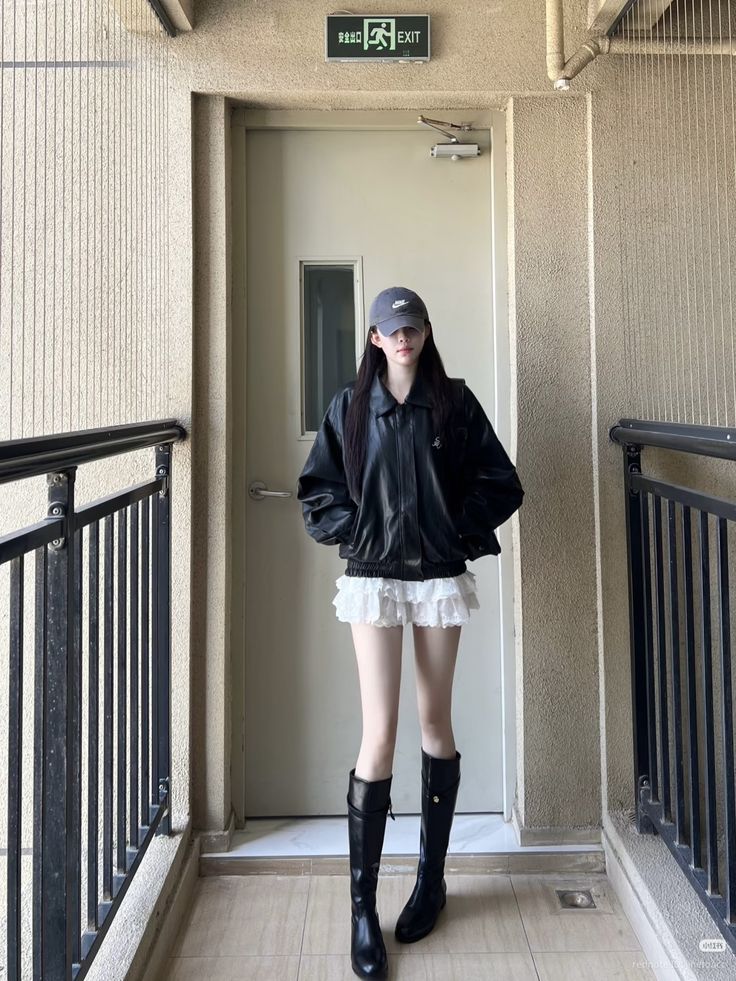 Phối cùng áo khoác da đen