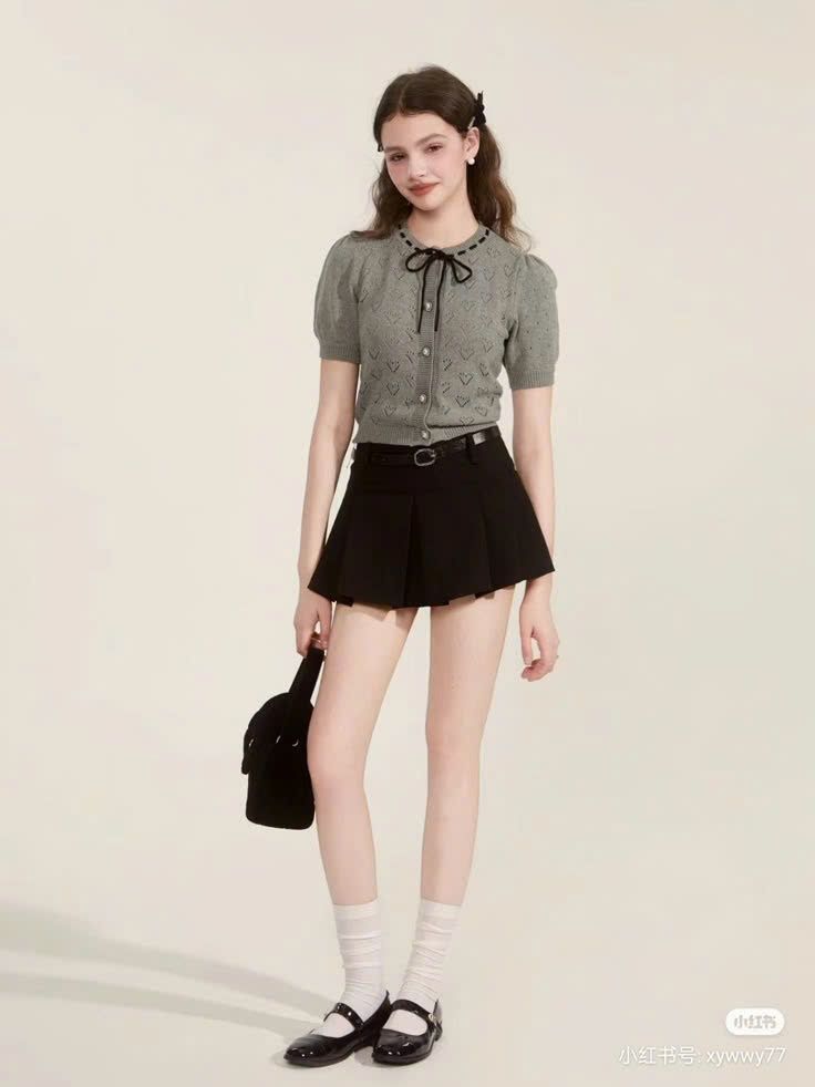 Phối cùng áo tiểu thư cổ tròn