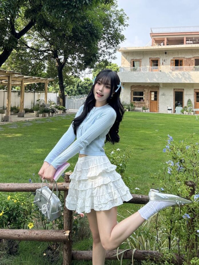 Phối cùng áo Cardigan ôm dáng