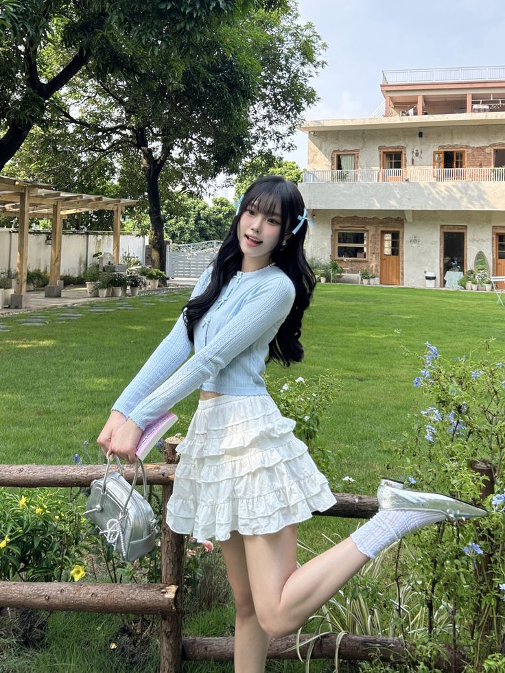 Phối cùng áo Cardigan ôm dáng